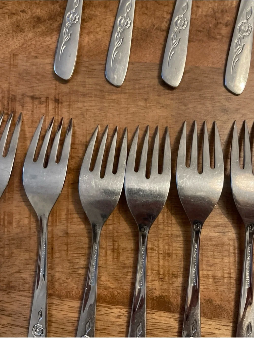 WM Rogers Sweet Briar Rose 17 Piece Flatware Set Forks Knives Spoons